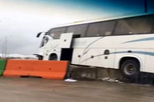 بی‌احتیاطی راننده اتوبوس در «کرمانشاه» حادثه‌ساز شد + فیلم