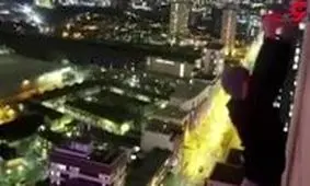 لحظه آویزان شدن پسر 20 ساله از یک آسمانخراش + فیلم