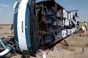 واژگونی اتوبوس مسافربری در محور ایرانشهر - بم + فیلم