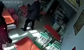 حمله گاو به زن قرمز خال خالی