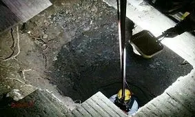 محبوس شدن چاه کن در چاه