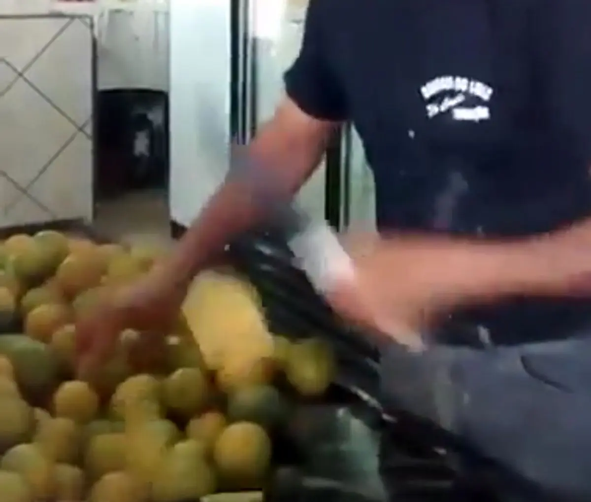 مهارت کار با چاقو !