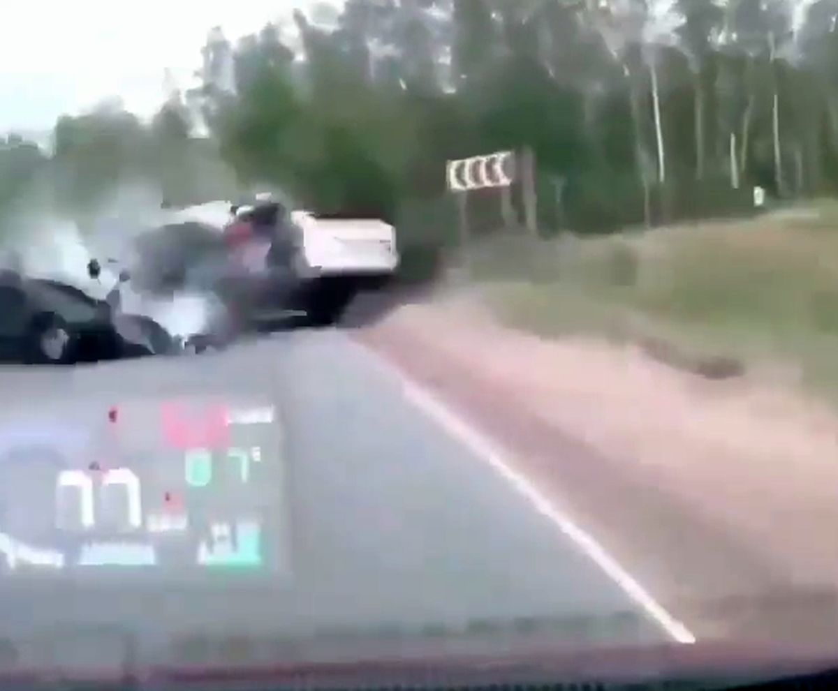 ویدیویی از تصادف خودرویی که با سبقت غیر مجاز حادثه دلخراش آفرید