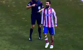 لنگه کفش به یادماندنی آردا توران به سمت کمک داور