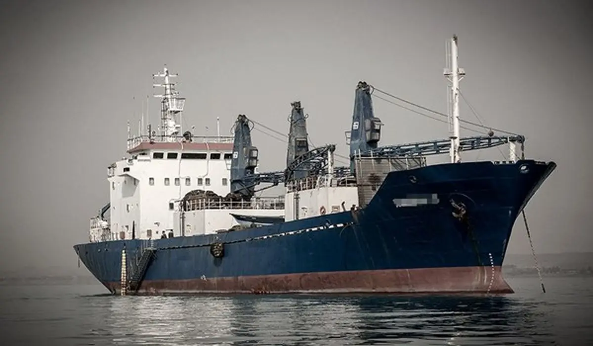 فیلم | توقیف کشتی بزرگ صید ماهی توسط سپاه