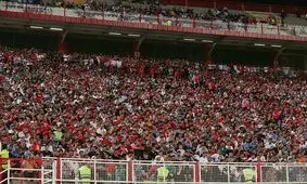 حرکت خطرناک هواداران تراکتور با نشستن روی لبه سکوهای طبقه دوم/ ویدئو