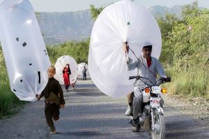 روش خطرناک پاکستانی‌ها برای انتقال گاز طبیعی به خانه/ ویدئو