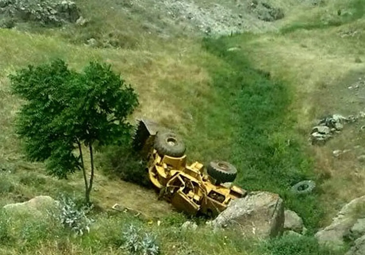 سقوط لودر به دره با یک کشته در"نی ریز"