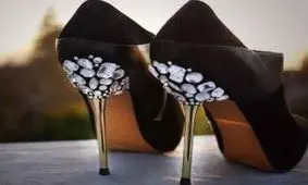 با ترفندی جالب کفش‌های قدیمی خود را تزیین کنید