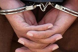 دستبند پلیس بر دستان راننده اتوبوس حامل کالای قاچاق این بار در شهرستان شاهرود