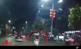 سقوط تابلو تبلیغاتی روی موتور سوار + فیلم
