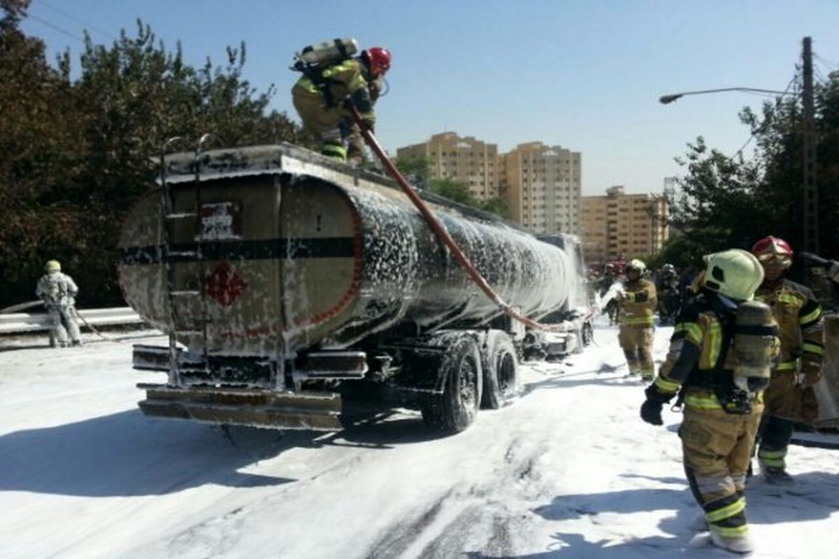 تانکر حمل بنزین در جاده قدیم «قزوین- رشت» واژگون شد