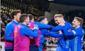 اعتراض عجیب هواداران سوئیسی با بستن زنجیر به دروازه‌