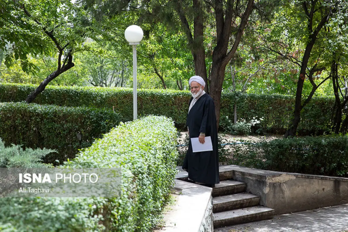 آقای مصباحی! با اسم و رسم معرفی کنم؟