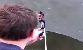 واکنش ترقه زیر آب یخ بسته