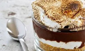 کیک یخچالی دسری برای دورهمی‌های دوستانه + دستور تهیه