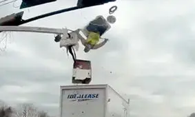 سقوط کردن کارگر برقکار بر اثر برخورد کامیون از بالابر + فیلم