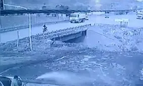 لحظه پرت شدن موتورسوار در اثر تصادف هولناک + فیلم