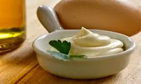 نو کردن مبل های قدیمی با سس مایونز