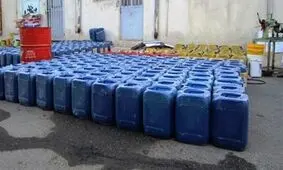 پلمب حدود ۱۰ هزار لیتر روغن تقلبی از یک کارگاه تولید و بسته بندی ضد یخ و روغن هیدرو لیک