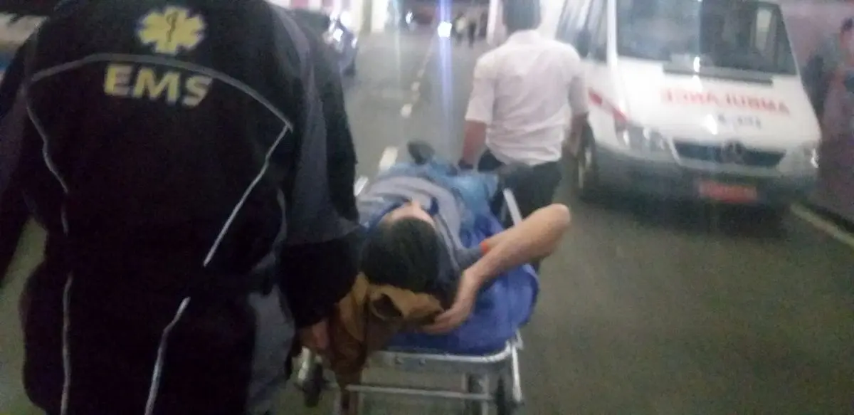 هوادار استقلال به بیمارستان منتقل شد