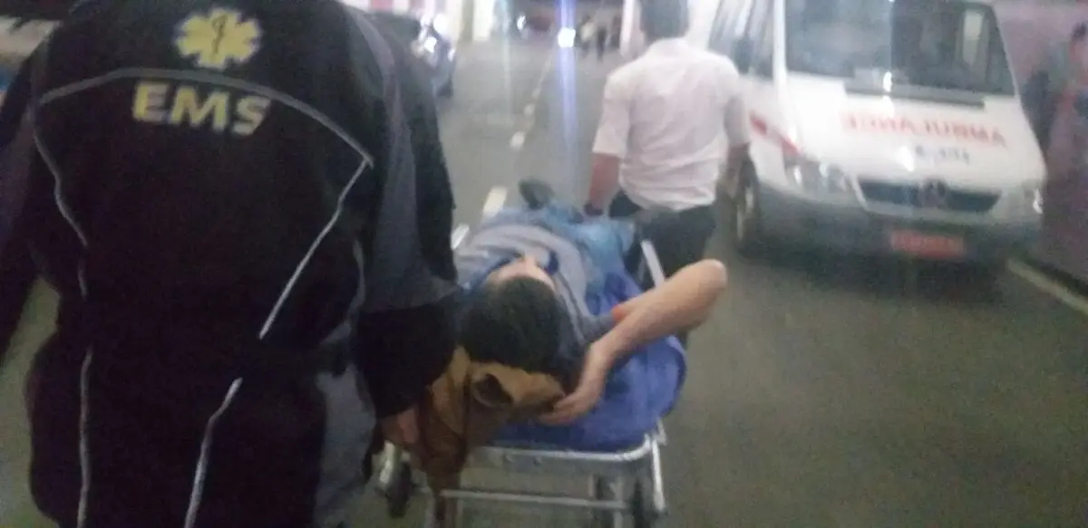 هوادار استقلال به بیمارستان منتقل شد