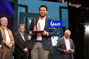 لوح تقدیر و تندیس بخش مسابقات تلویزیونی: محمدرضا گلزار برای اجرای مسابقه برنده باش
