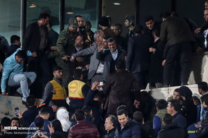 درگیری محافظان احمدی نژاد با یگان ویژه ورزشگاه آزادی +تصاویر