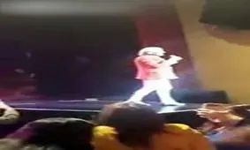 سقوط خواننده معروف از روی سن حین اجرای کنسرت + فیلم