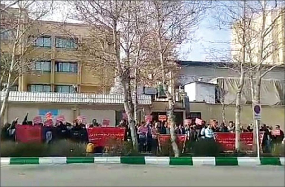 تجمع سهامداران پدیده شاندیز مقابل دادسرای عمومی مشهد
