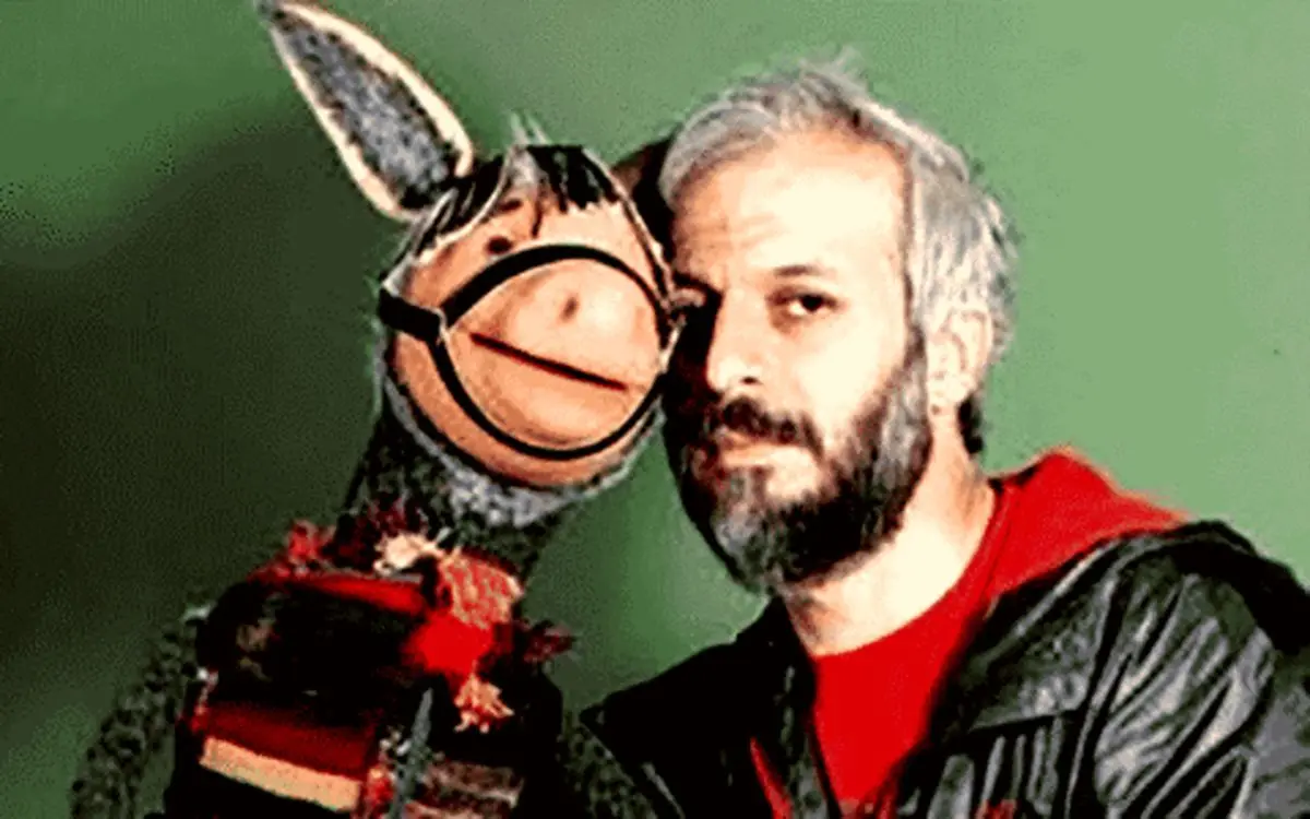 گفتگو با صداپیشه شخصیت محبوب مجموعه قرمزی / صداقت جیگر را با هیچ چیز عوض نمی‌کنم!