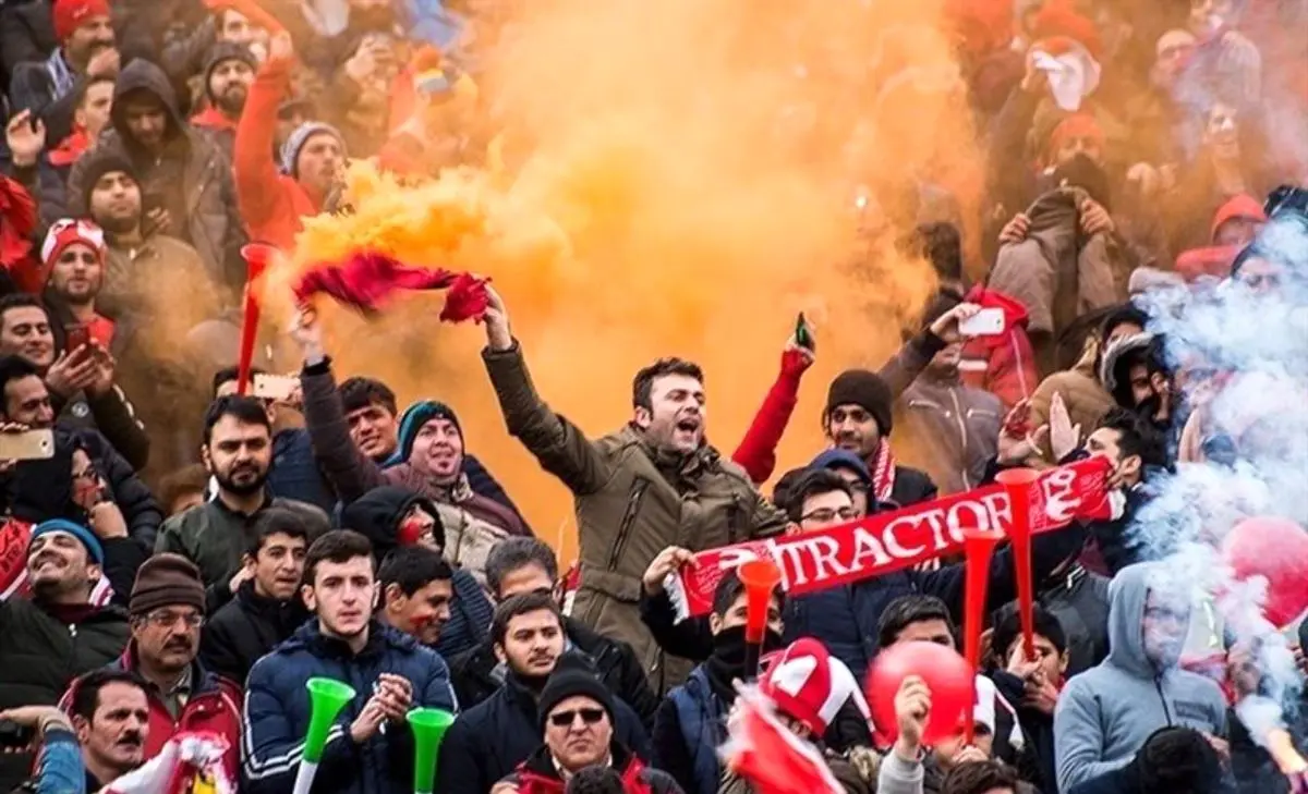 شعار علیه پرسپولیس در بازی تراکتور با پدیده؛ اعتراض سرمربیان دو تیم به کمک‌داور