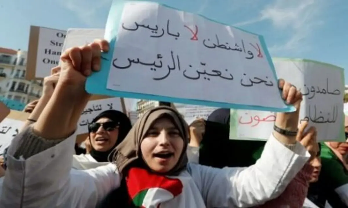 الجزایری‌ها خطاب به ماکرون: دخالت نکن