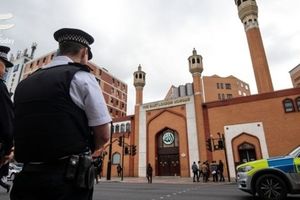پس از حمله تروریستی نیوزیلند؛ افراطیون به نمازگزاران مسجدی در لندن حمله کردند