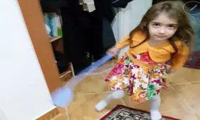 چالش عیدی/ وقتی به ریحانه کادو عجیب میدی و با مگس کش دنبالت میکنه!