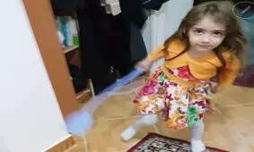 چالش عیدی/ وقتی به ریحانه کادو عجیب میدی و با مگس کش دنبالت میکنه!