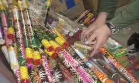 کشف ۸۰۰۰ عدد مواد محترقه غیرمجاز در مرکزی