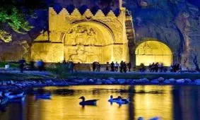 بازدید نوروزی از شهر عشاق غرب ایران/ از معبد آناهیتا و غار قوری قلعه تا دریاچه‌ای نیلوفری