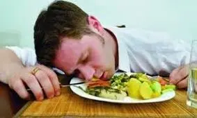 خوابیدن بعد از خوردن غذا ممنوع