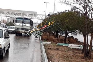 سقوط تابلوی شهرداری روی یک خودرو در شیراز