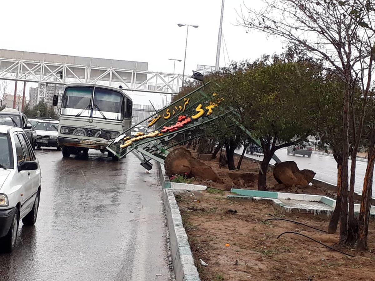 سقوط تابلوی شهرداری روی یک خودرو در شیراز