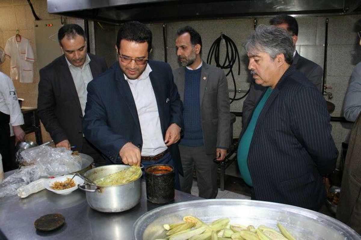 کشف غذای فاسد در برخی رستورانهای جاده چالوس
