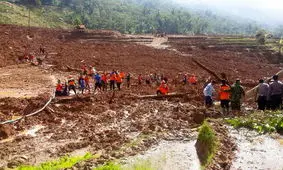 سفر ۳۵ گردشگر در زمین توسط رانش زمین در اندونزی