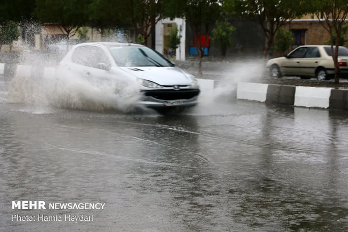 آبگرفتگی معابر و کاهش دمای هوا در خراسان رضوی