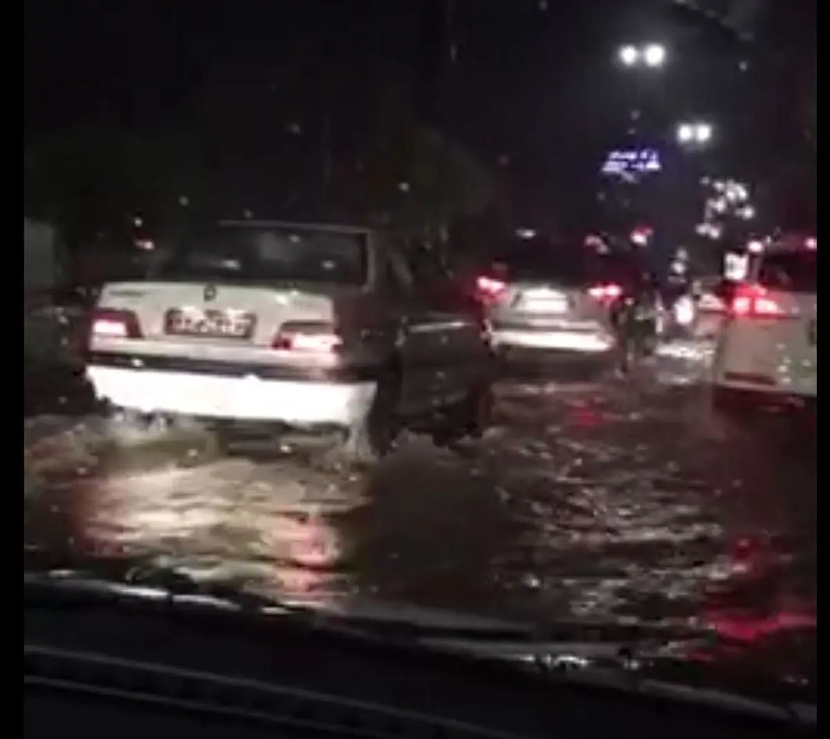 آبگرفتگی معابر و خیابان‌های بندرعباس و غافلگیری شهرداری و مردم+فیلم