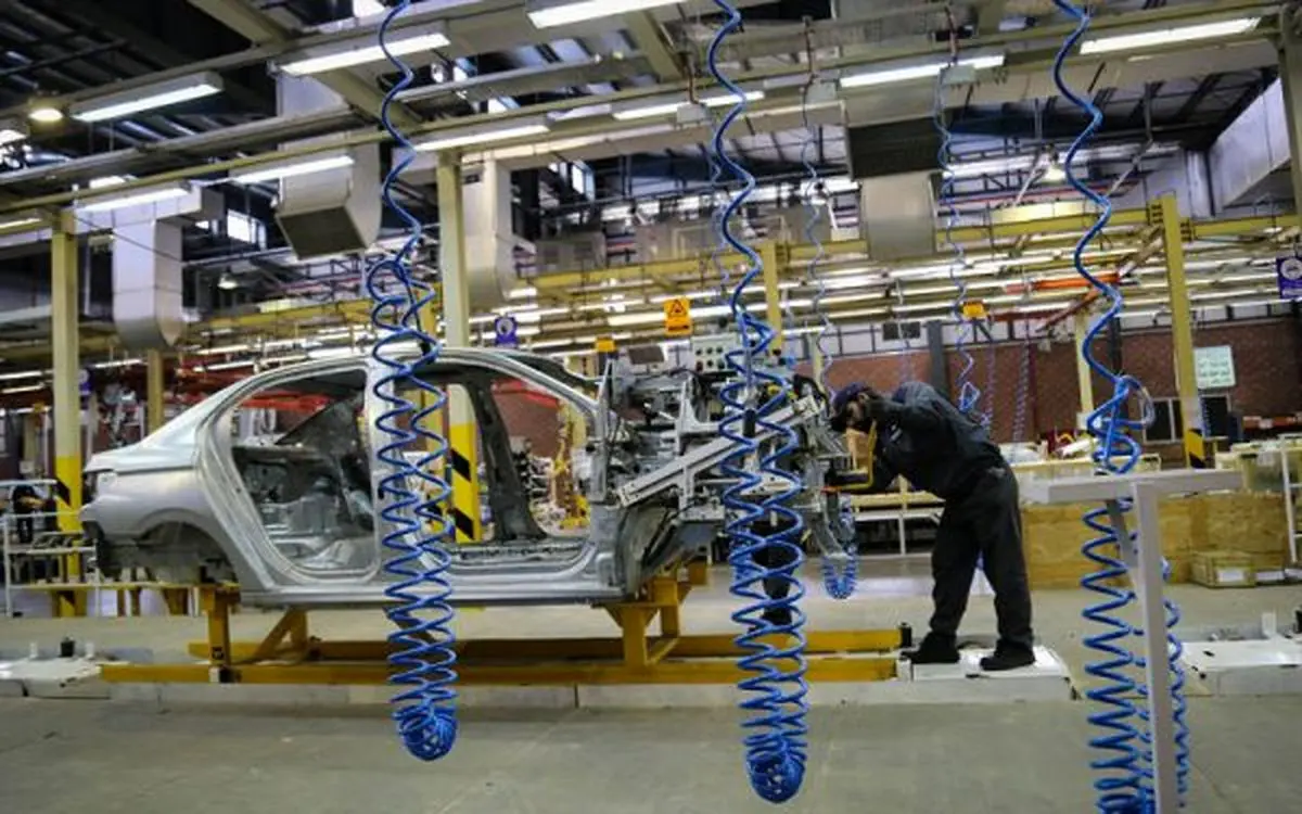 افزایش قیمت خودرو به اسم ارز به کام خودروسازان/نهادهای نظارتی به ساختار هزینه‌ای خودروسازان ورود کنند