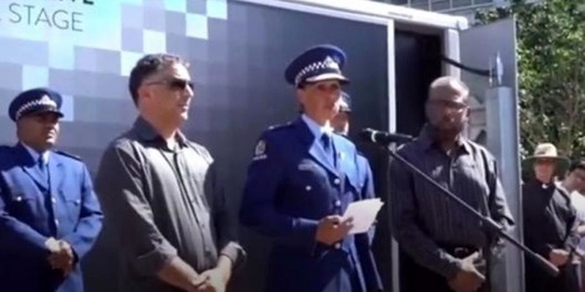 گریه­‌های افسر مسلمان نیوزیلند در سخنرانی درباره قربانیان حمله تروریستی