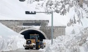 سقوط بلدوزر راهداری در دره/گردنه قسطین‌لار همچنان مسدود است