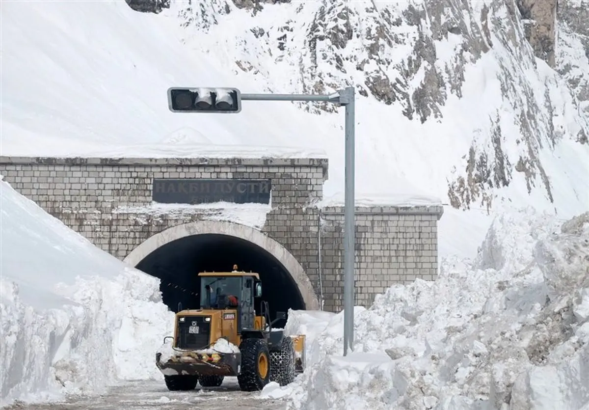 سقوط بلدوزر راهداری در دره/گردنه قسطین‌لار همچنان مسدود است