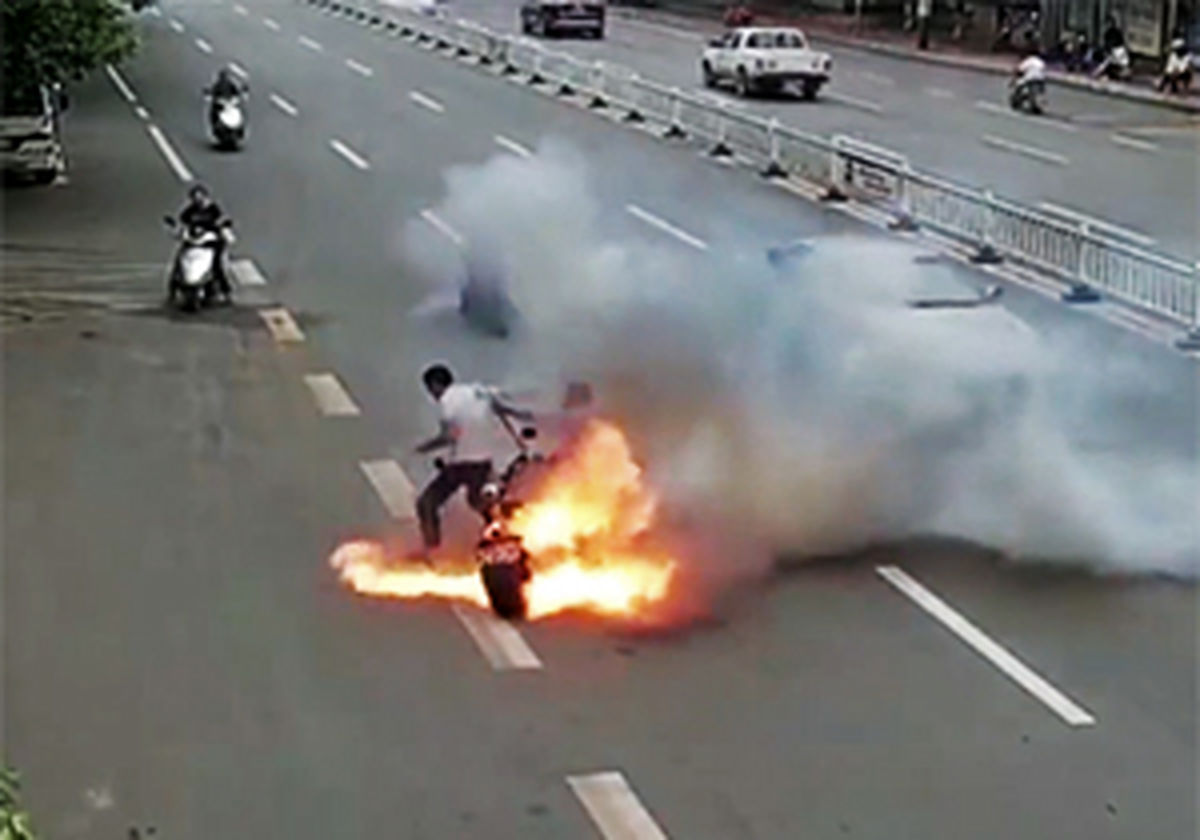 2 نوجوان موتور سوار اندیمشکی حین رانندگی منفجر شدند / مواد محترقه ترکید